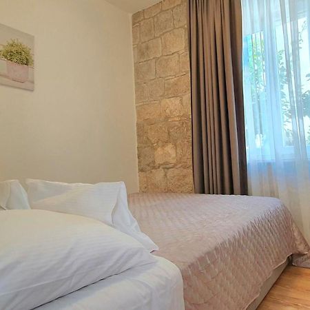 Heritage Stone Wall Split Rom bilde