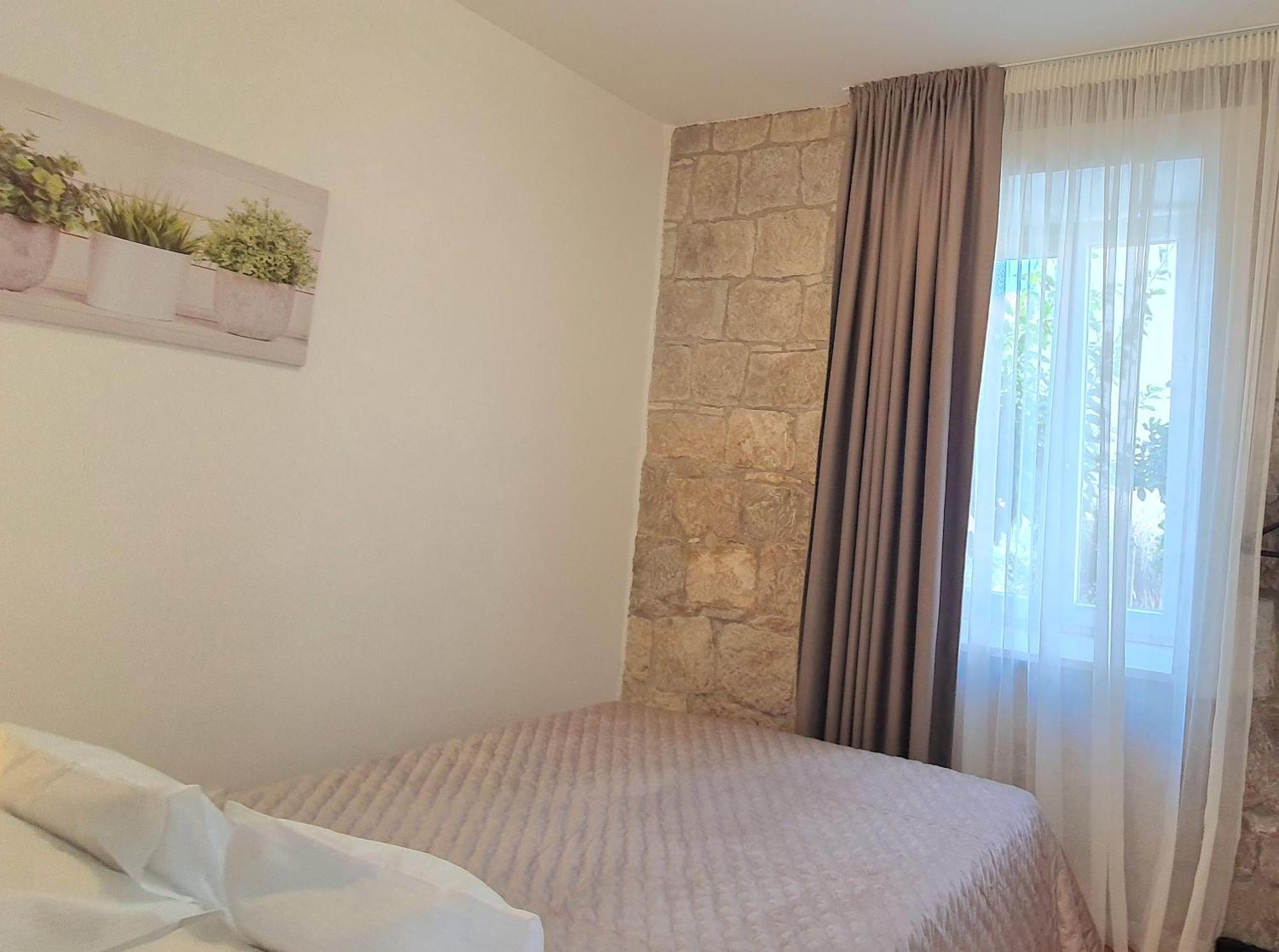 Heritage Stone Wall Split Rom bilde